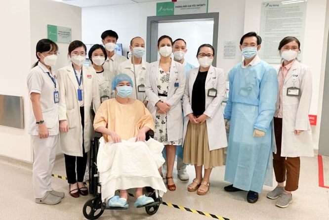 患者小B（坐輪椅）在接受療程結束後同FV醫院醫務人員合照。（圖：FV醫院）