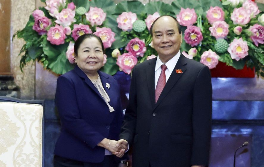 國家主席阮春福與老撾人民革命黨中央組織部部長西賽‧樂迪蒙合影。（圖：越通社）