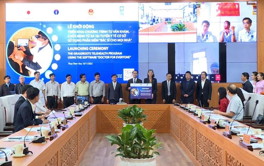 為順化市15基層醫療單位提供遠程醫療診治的台式電腦及周邊設備交接儀式。