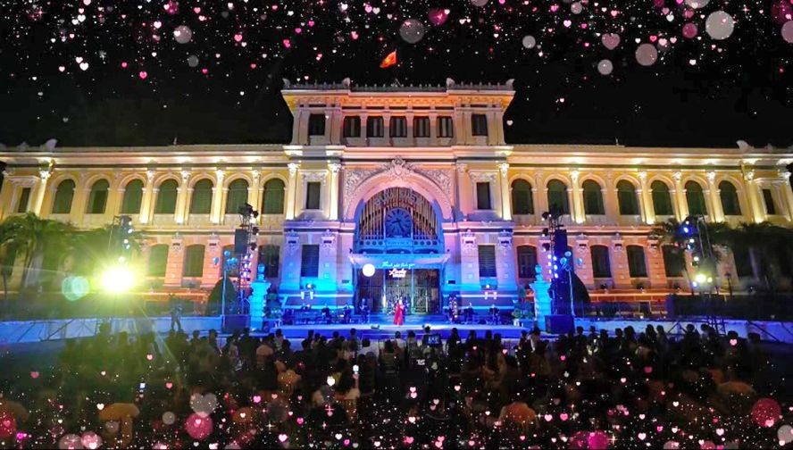 市郵局在音樂晚會上燈光閃爍。