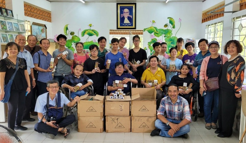 華人攝影會關照殘疾孤兒