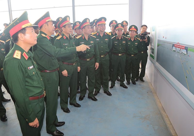 潘文江大將聽取展覽組委會的匯報。（圖：德劉）