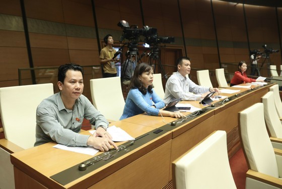 國會代表按鈕表決通過《油氣法》(修訂)。（圖：）