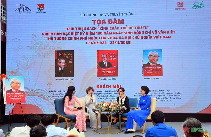 演講者在紀念活動上參與交流，介紹《第四代，你好！》作品。（圖：人民軍隊報）