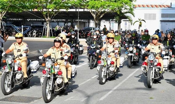 全市公安昨日同時出發執行任務。