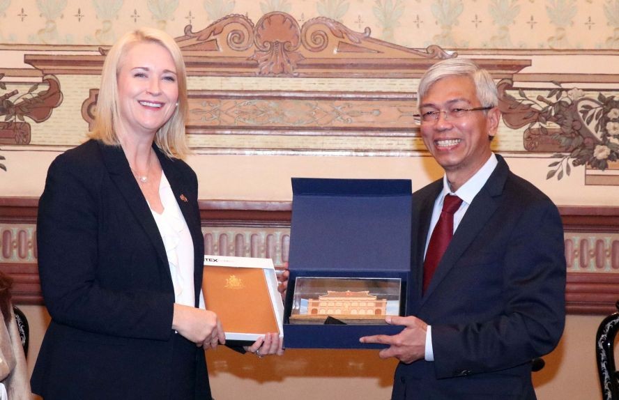 兩位代表交換禮物。