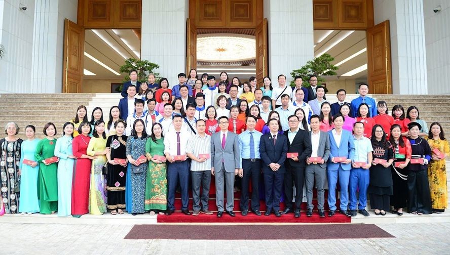 政府副總理武德膽（前中）同模範教師代表團合影留念。（圖：月映）