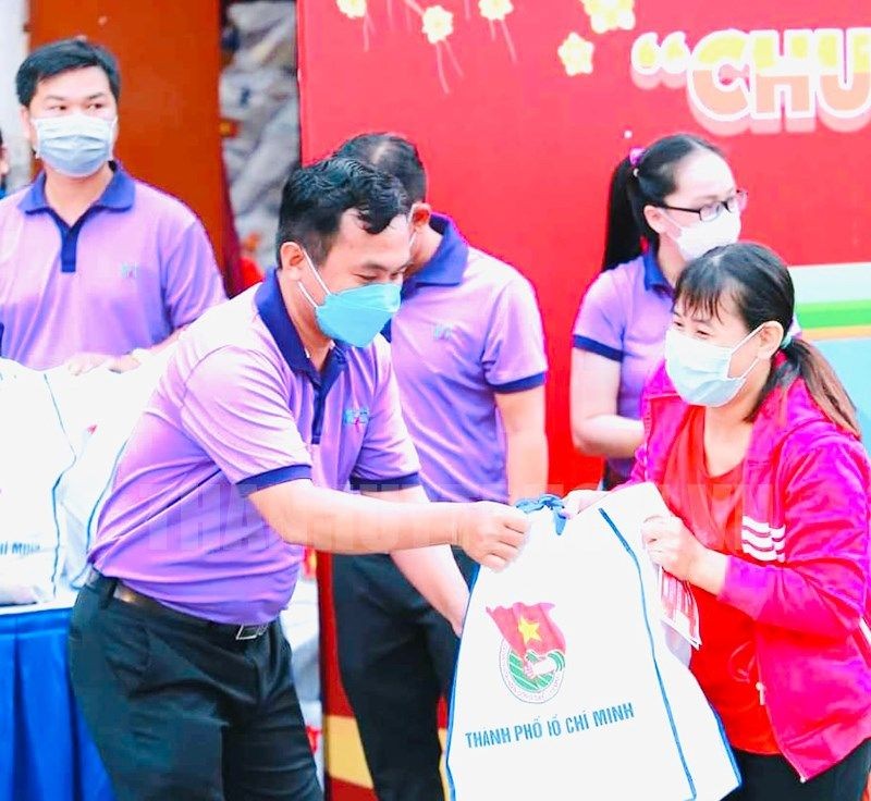 市工人青年輔助中心每年都輔助貧困工人返鄉過年。