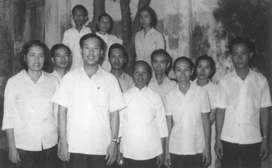 南方解放初期，林菊(左一)與T4華運宣訓處領導、幹部重訪秘密地下印刷室。