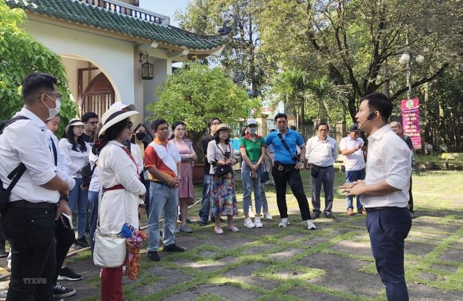 代表團參觀同奈省邊和市鎮邊文廟。