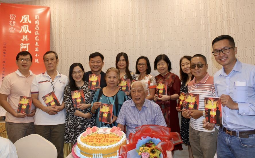 陸進義老先生與學生們在發佈會上合照留念。