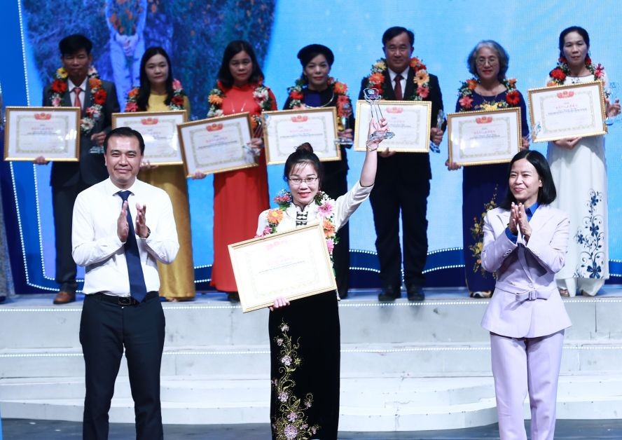 天龍集團總經理陳芳娥(右)頒獎給獲推崇教師。