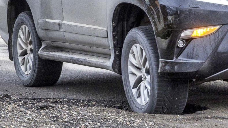 汽車墜坑損壞，向誰索賠？（示意圖：互聯網）