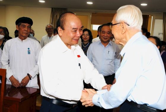 國家主席阮春福與選民交談。