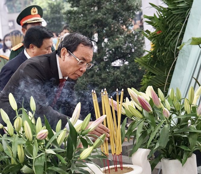 黨政領導人向已故總理武文傑上香獻花 ảnh 2