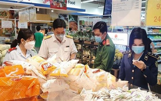 市場管理力量在檢查贗品。