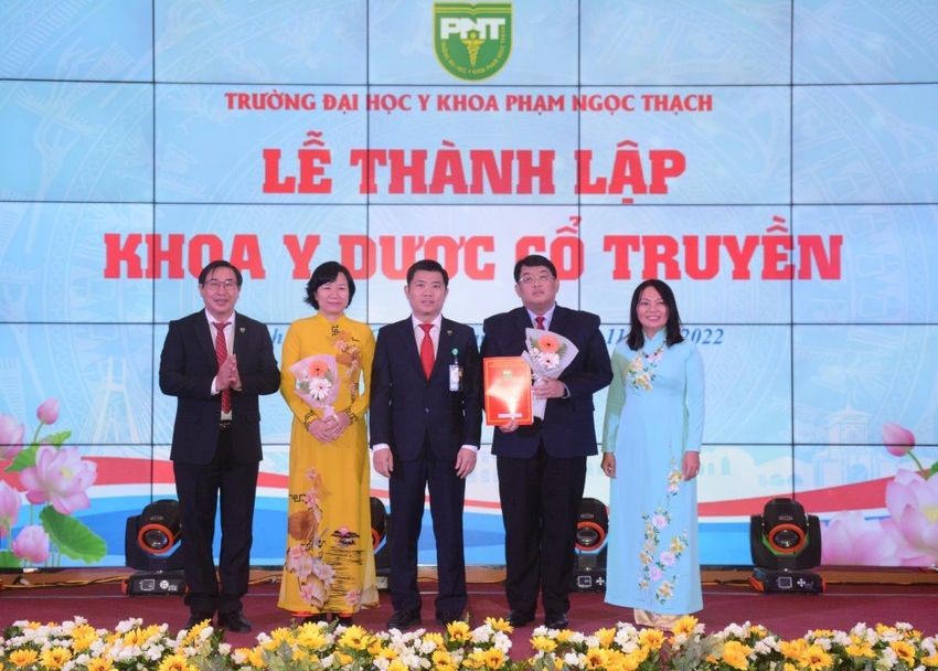 市范玉石醫科大學領導公佈古傳醫藥學系成立《決定》。（圖：PLO）