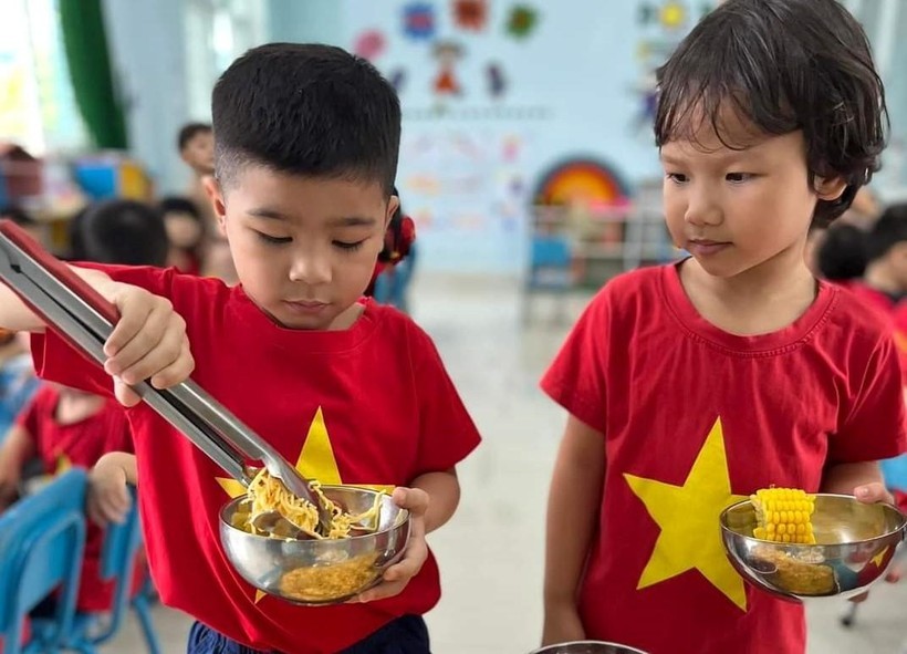 學生自行選取要吃的食物。