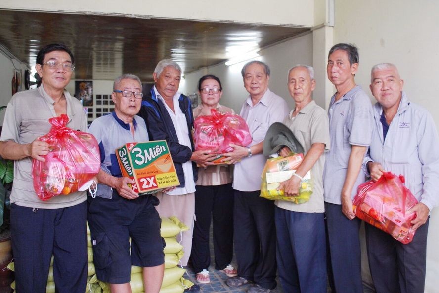 市華人抗戰傳統俱樂部執委會成員向清寒會員贈送禮物。