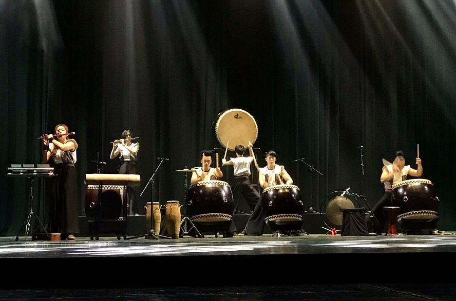 十鼓擊樂團演出的精彩一瞥。