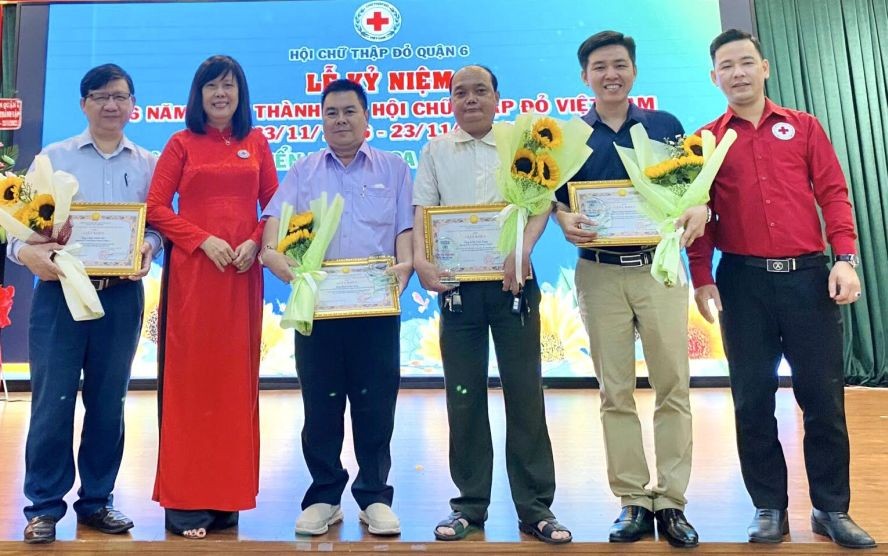 第五、第六郡“慈善之花”獲表彰 ảnh 1