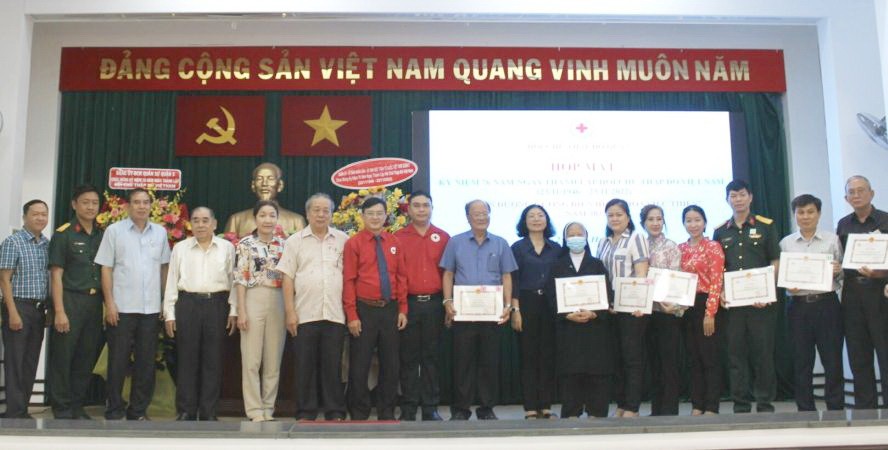 「慈善之花」與郡領導合照留念。