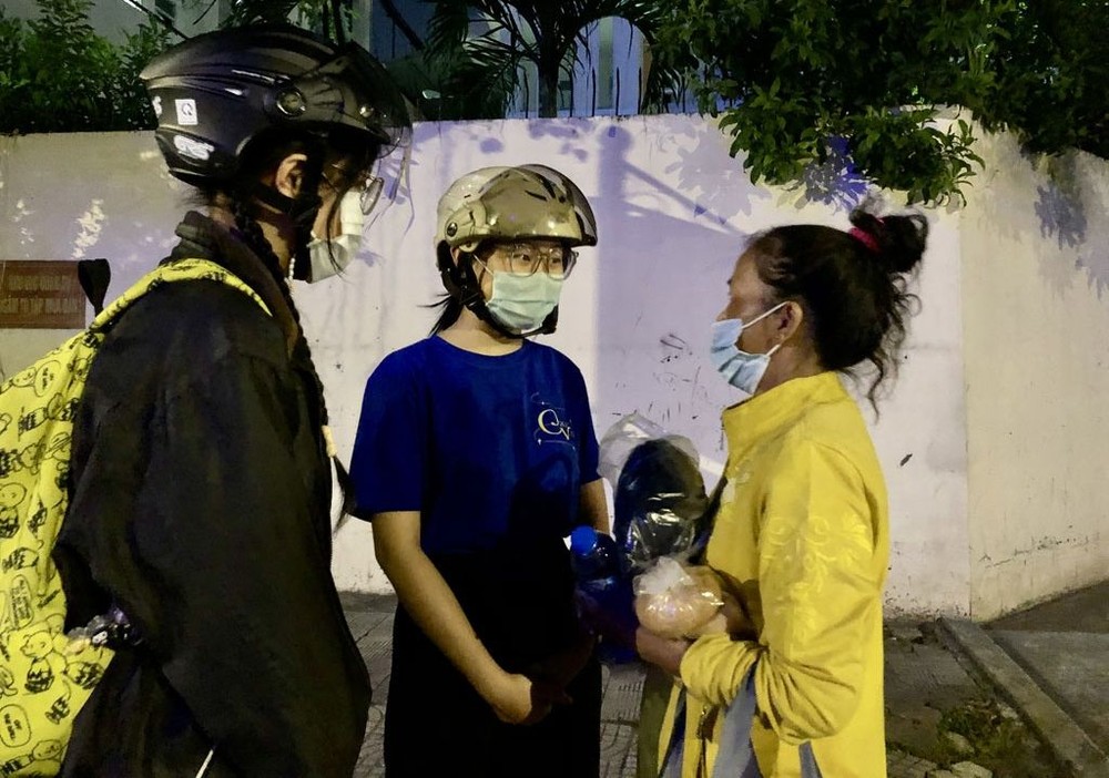 芳芝慈善組向無家可歸露宿者贈送暖被行動 。 