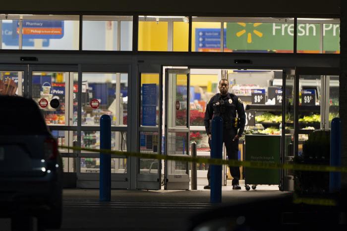 當地時間11月23日，美國弗吉尼亞州切薩皮克，執法人員在沃爾瑪大規模槍擊案現場工作。（圖：互聯網）