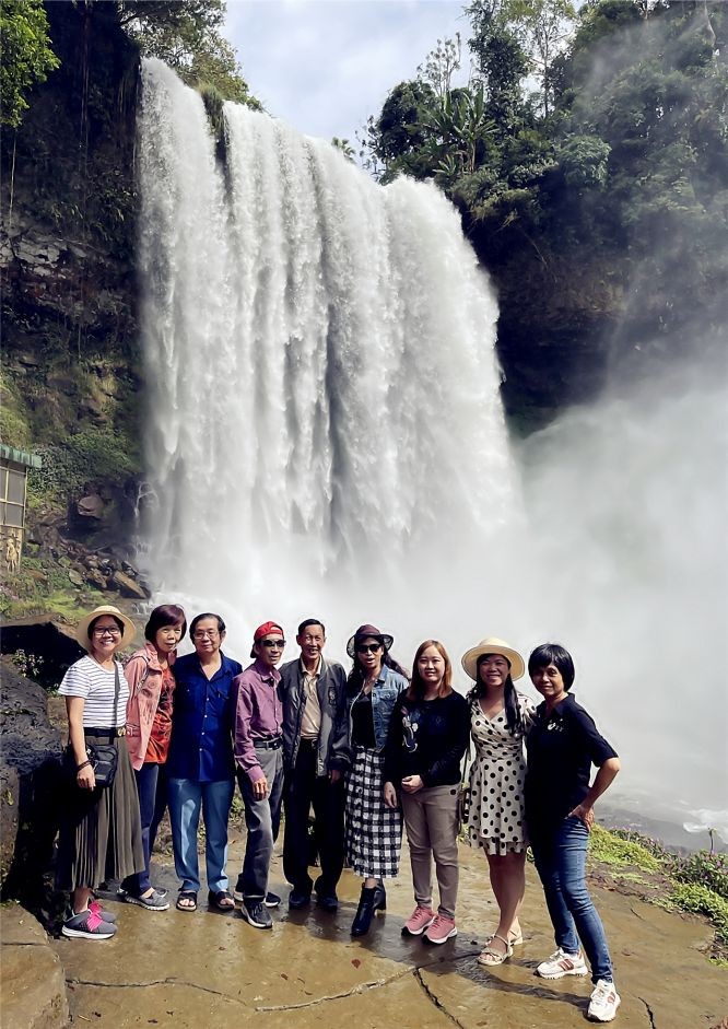 參加保祿市採風行程的文友合影。
