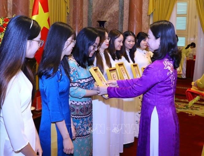 國家副主席武氏映春向科技年輕人才代表贈送胡主席肖像。（圖：越通社）