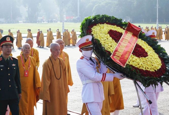越南佛教教會神職人士、骨幹領導與出席大會代表虔誠敬獻花圈晉謁胡志明主席陵。（圖：善明）