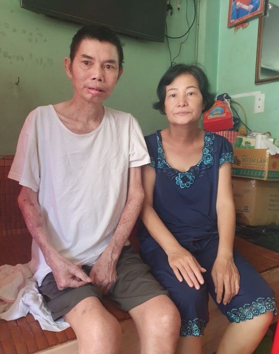 關描金生活不能自理，需要 妻子的照顧。