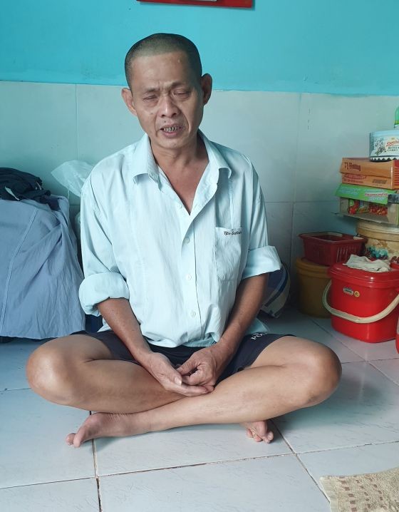 譚偉添雙目已經失明。