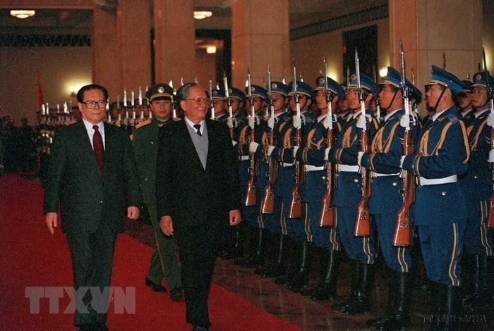 值從1993年11月9至15日對中華人民共和國進行正式友好訪問行程之際，國家主席黎德英與中國國家主席江澤民檢閱儀仗隊。(《越通社》-高鋒)