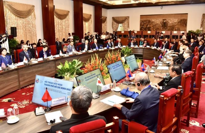  “本市友好對話”圓桌全景。