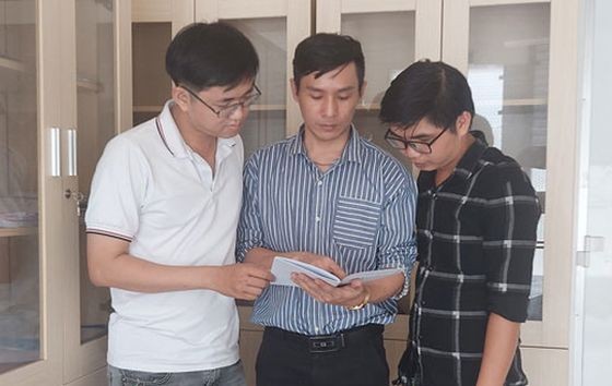 阮仲仁同志(中)與黨員交流。