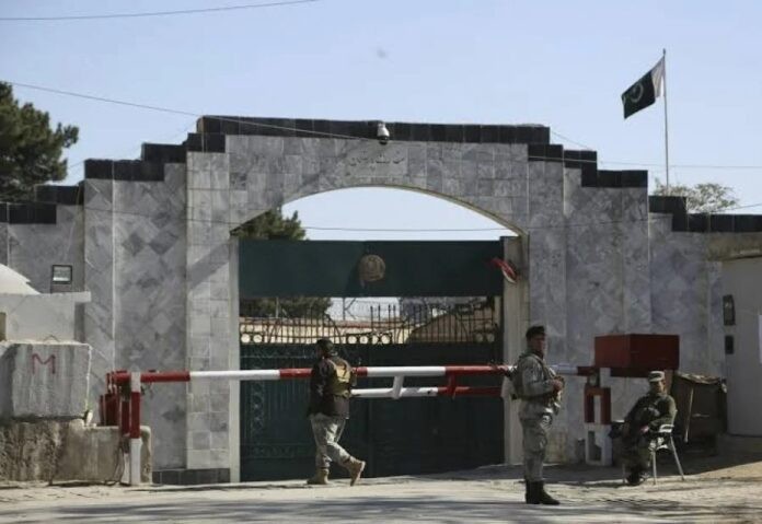 恐怖組織“伊斯蘭國”宣稱,對巴基斯坦駐阿富汗大使館(圖)遇襲事件承認責任。 (圖取自推特@NepCorres)