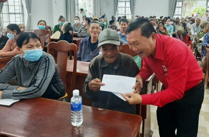 富安省貧困長者獲阮黃恩副主席贈送禮物代金。