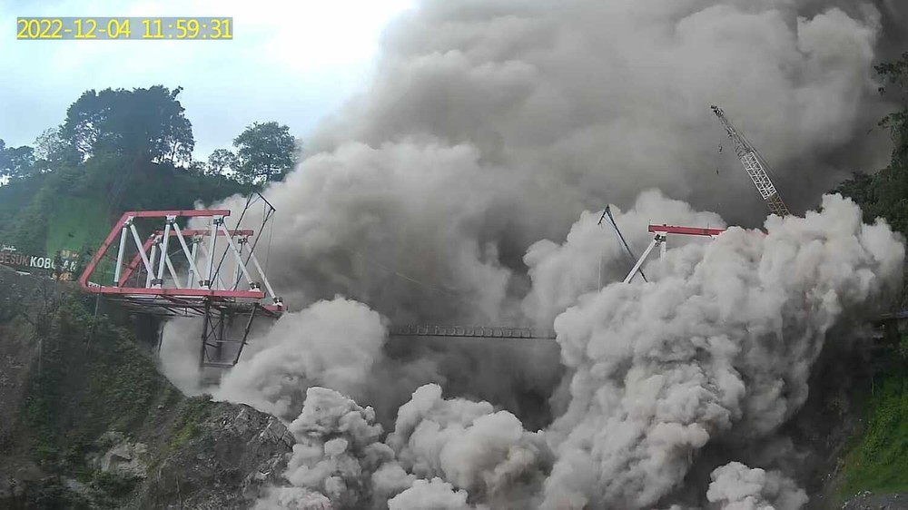 印尼塞梅魯火山噴發,監視畫面拍攝到熔岩碎屑流沖毀橋樑。(圖:推特)