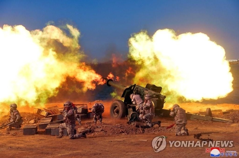 朝鮮國務委員會委員長金正恩從上月25日至本月9日對朝鮮人民軍戰術核武器運用部隊、遠程砲兵部隊及航空部隊的訓練進行指導。圖為朝軍進行砲擊的場面。(圖:韓聯社/朝中社)