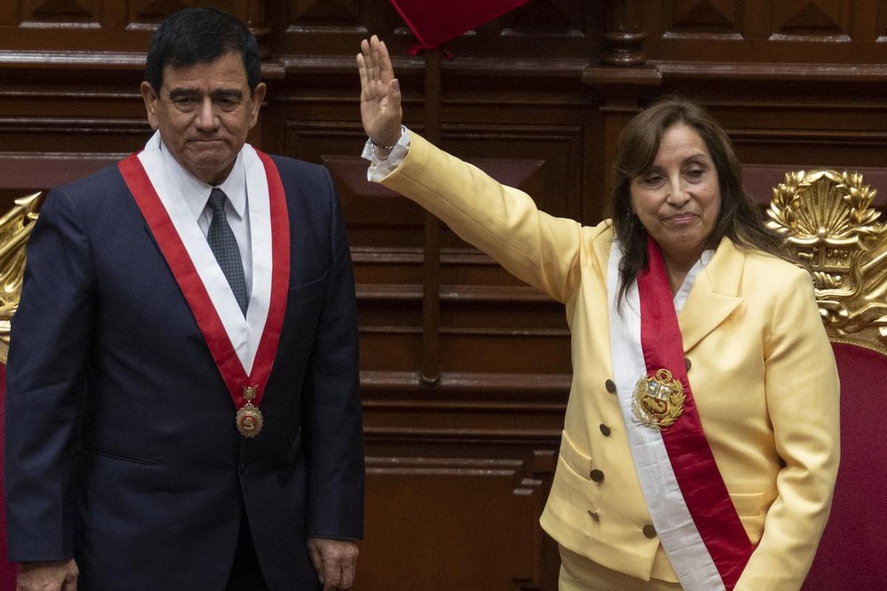 秘魯副總統迪娜‧博盧阿特（右）在國會宣誓就任總統。（圖：AFP）