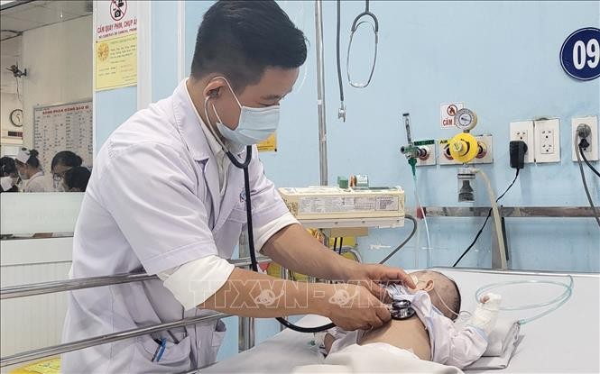 市第一兒童醫院感染神經科主任余俊歸醫生在為一名腦膜炎病童查體。(圖:越通社)