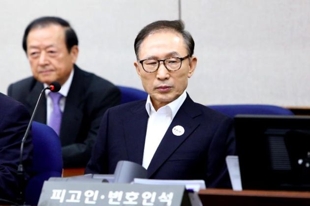南韓總統尹錫悅最快可能將於本月28日實施迎新年特別赦免，赦免對象可能包括貪污受賄遭判刑的前總統李明博。圖為李明博2018年5月23日首次出庭受審。（圖：路透社）