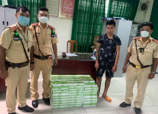 被查獲的走私香煙和被扣留的走私者（右二）。（圖：PC08）