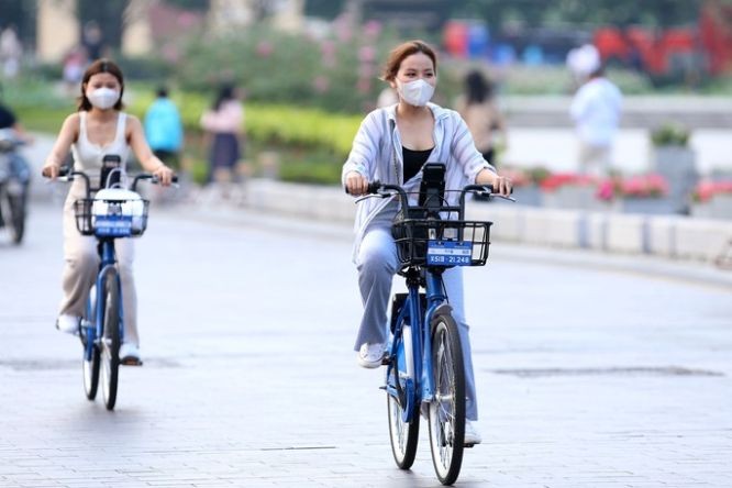 市民體驗公共自行車服務。