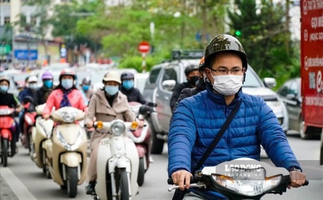 這兩天本市天氣逐漸轉冷，許多市民早上外出騎車時都披上了厚衣。（示意圖：互聯網）