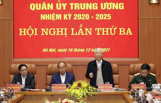 黨中央總書記阮富仲(站)主持會議並發表講話。(圖:VTV)