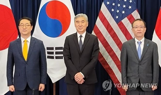 當地時間12月13日，在位於雅加達的美國駐印尼大使館，韓美日對朝代表在舉行會談前合影留念。（圖：韓聯社）