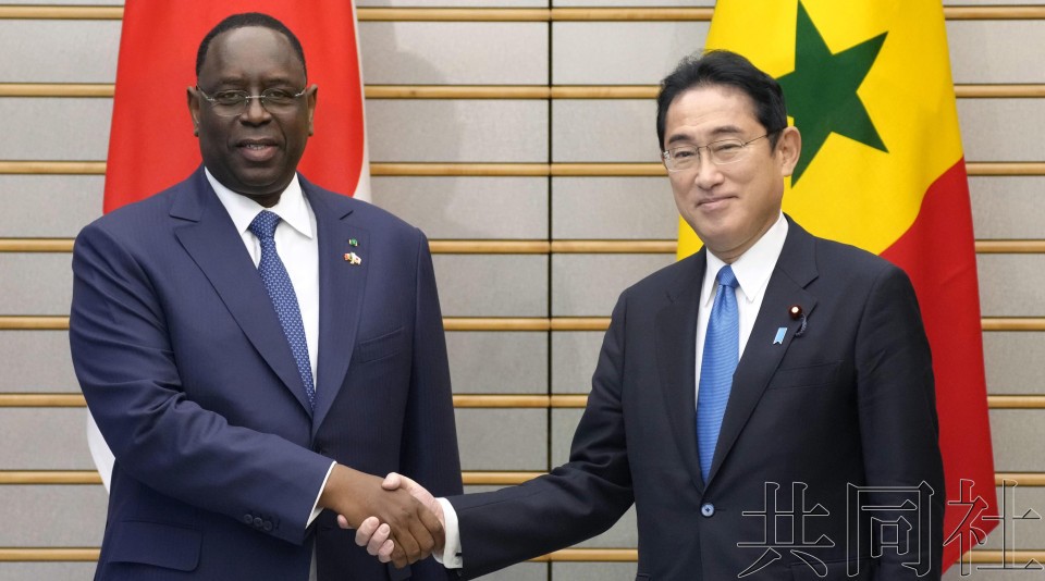 12月19日,塞內加爾總統薩勒(左)和日本首相岸田文雄在會談前握手。(圖:共同社)