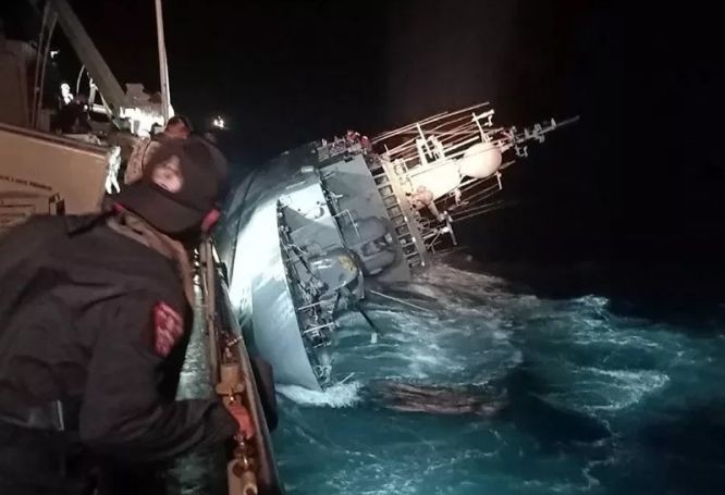 18日深夜,泰國皇家海軍“素可泰”號軍艦巡邏時遇到巨浪,導致船內進水,不久後側翻沉默。(圖:AFP)